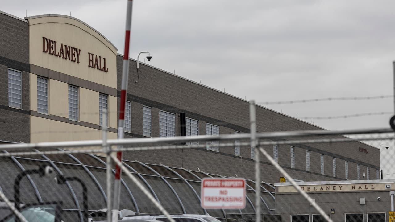 Falta de atención y muerte en centro de detención Delaney Hall; crece preocupación por condiciones