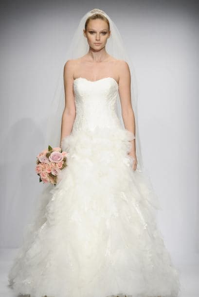 De la misma casa de novias, tenemos este modelo menos convencional con falda de tul, bastante digno de la novia de Kanye.