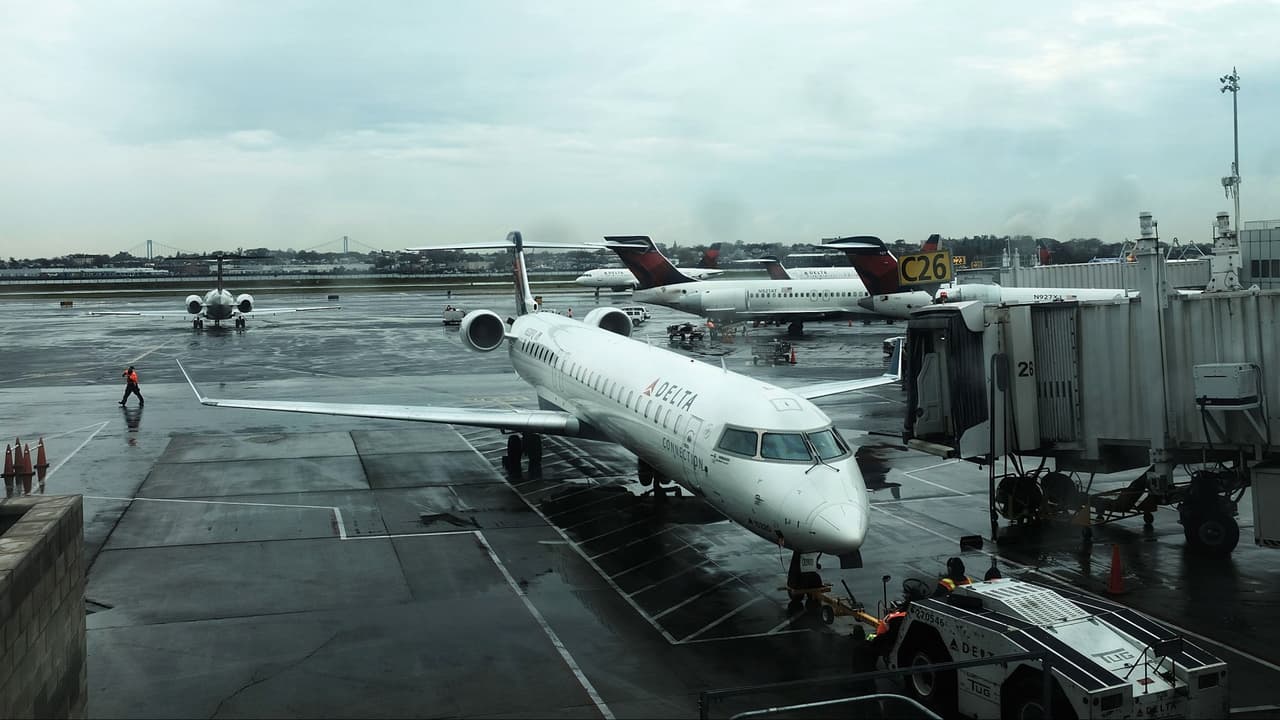 Demoras en algunos vuelos en LaGuardia, Newark y Filadelfia tras falta de personal