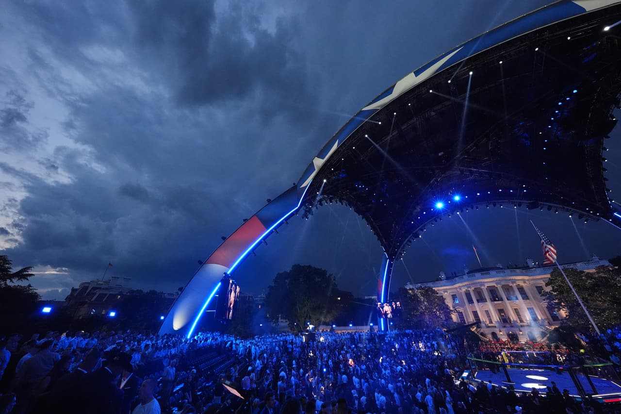 Las luces iluminan el evento UFC Freedom 250 en el jardín sur de la Casa Blanca.