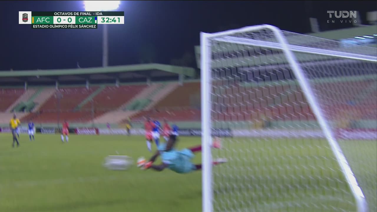 ¡Cimbra el metal! Disparo de Walter Montoya que da en el poste