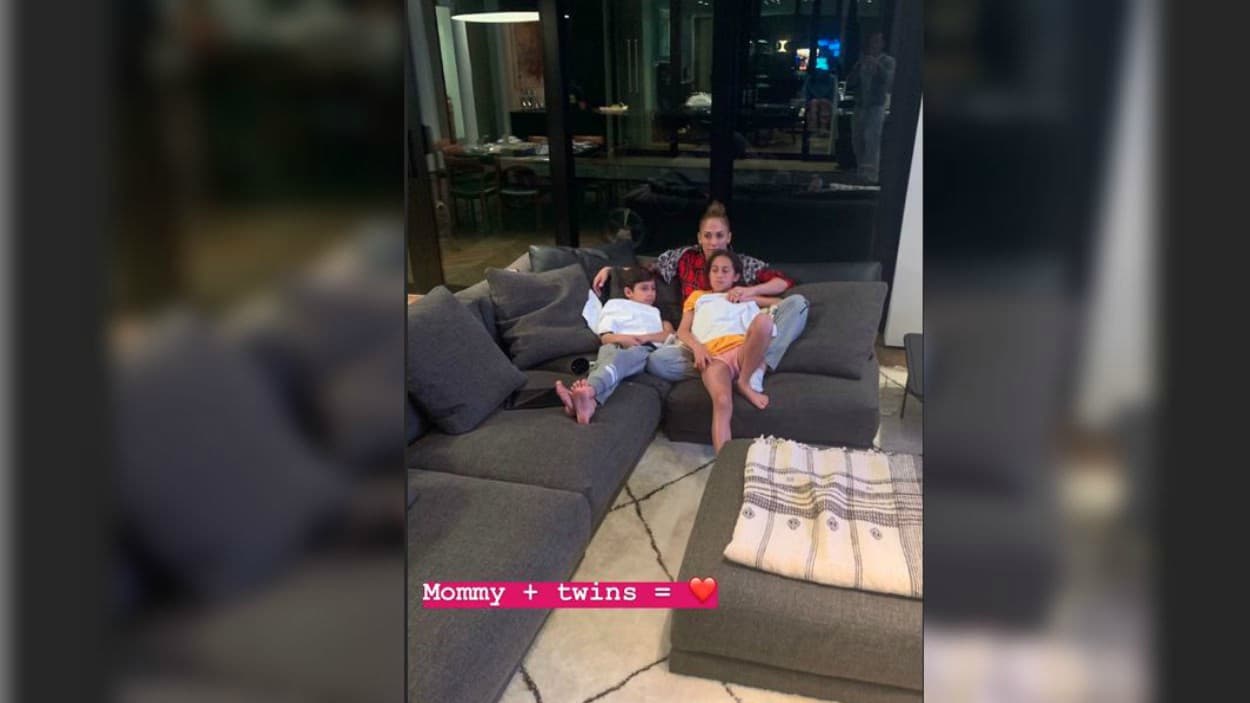 Una vez llegaron a su casa, A-Rod compartió esta foto en la cual 
<b>ni Jennifer ni sus hijos, los gemelos Max y Emme</b>, lucían felices o emocionados.