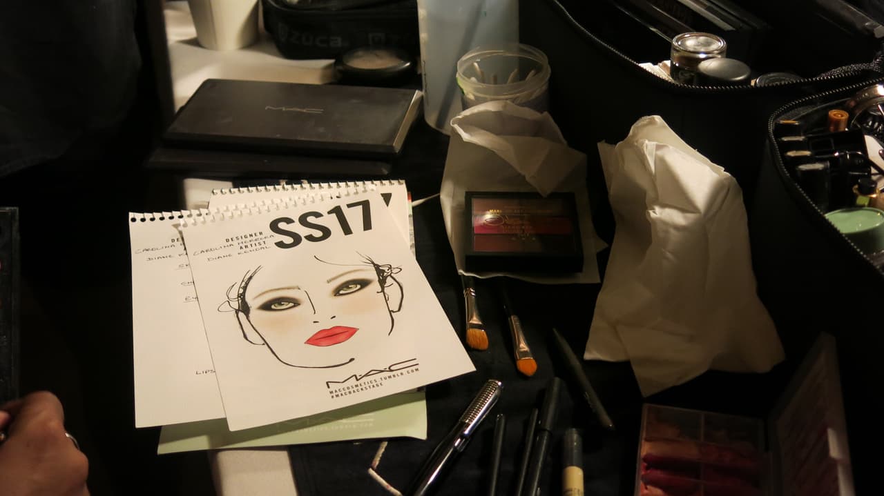 Esta hoja es el facechart en donde se hace un boceto del maquilaje, ahí anotan los nombres de los productos que se usan para lograr el look.