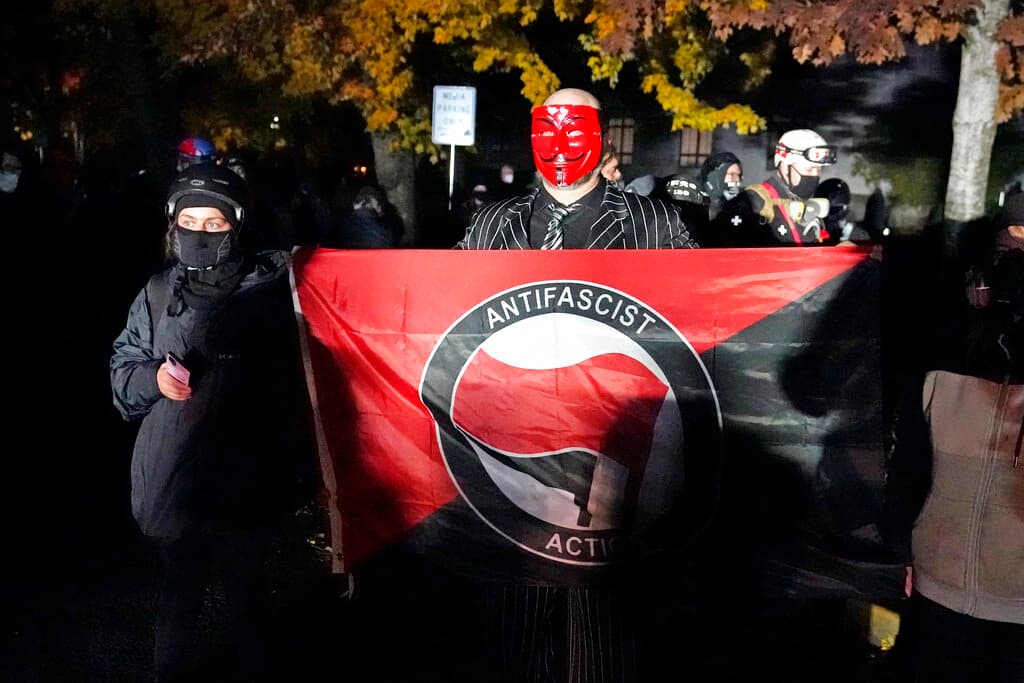 El problema (y el peligro) de nombrar a 'antifa' un "grupo terrorista" como quiere Trump