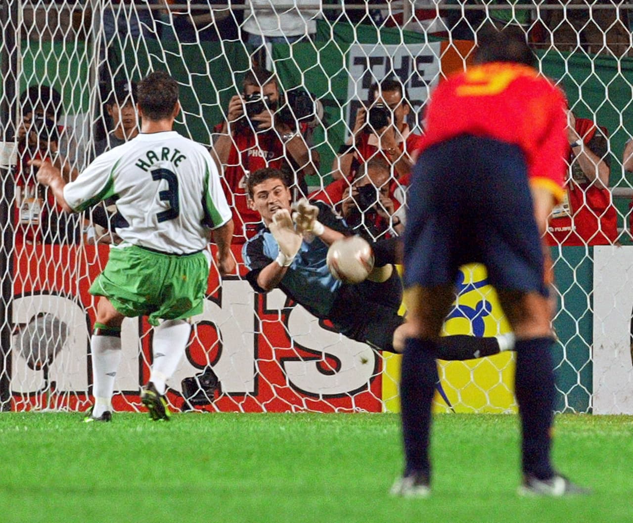 Aunque España solo llegaría a cuartos de final en Corea y Japón 2002, empezó a forjar su imagen como 'San Iker' con actuaciones como la de octavos de final contra Irlanda, cuando fue la figura en los penaltis.