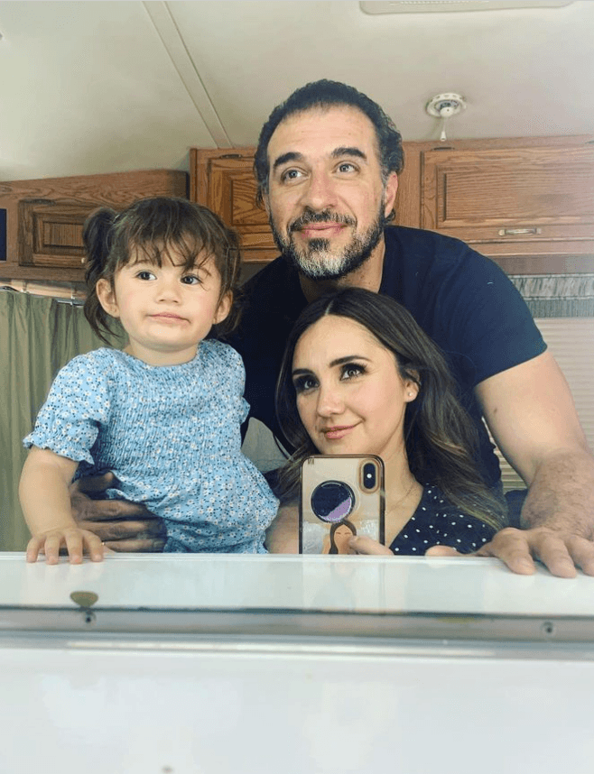 Dulce María con su esposo, Paco Álvarez, y su hija