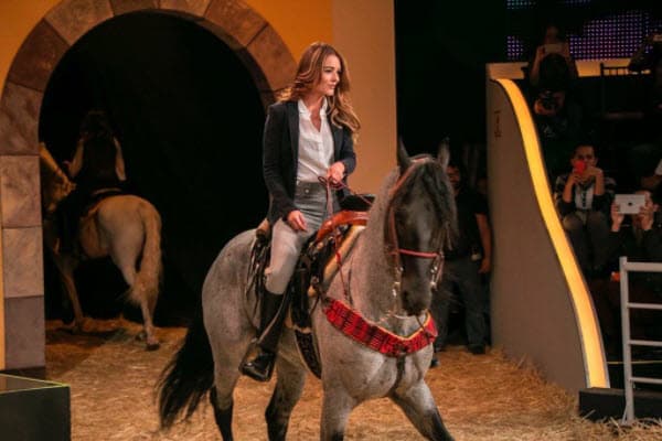 Ella es la más independiente de las tres, es arquitecta y gracias a su talento entra a trabajar a un prestigiado despacho, sin saber que su jefe es el peor enemigo de su padre.