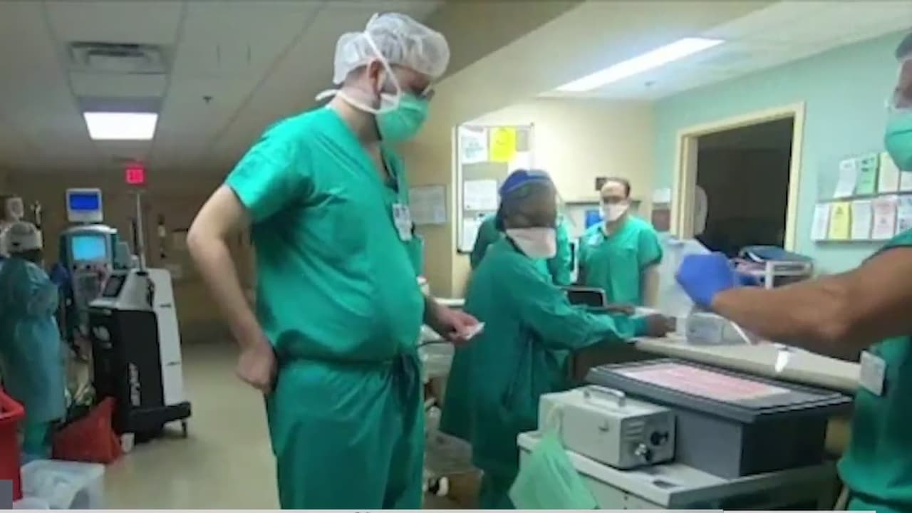 Expertos anticipan aumento de casos de la variante ómicron durante las fiestas de fin de año