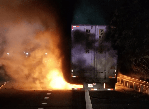 Se incendia camión en el expreso 22