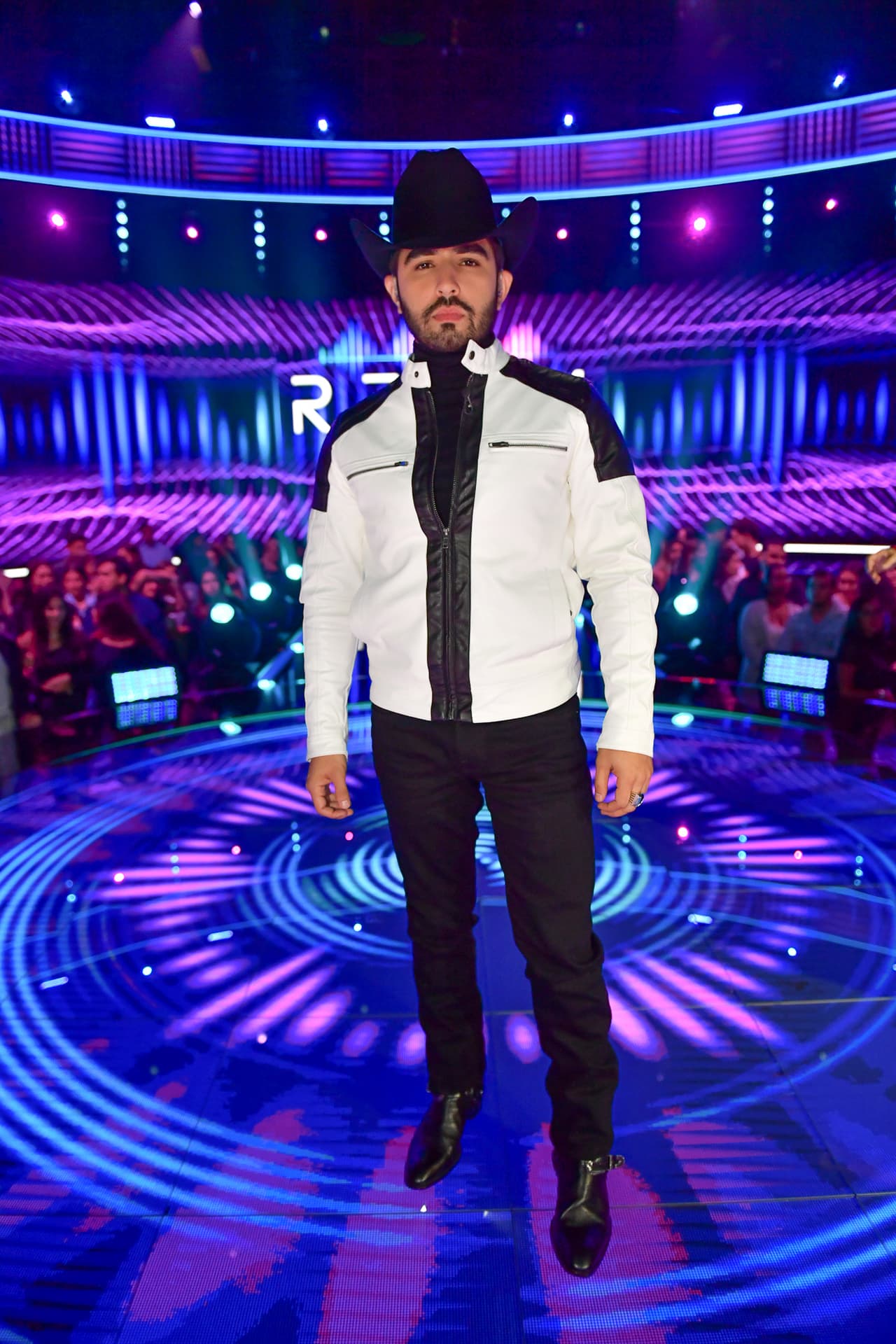 Favela lució jeans y botas de Saint Laurent y una camisa de cuello de tortuga de Tom Ford. Todo en color negro porque, según explicó su estilista Jorge Astorga -quien creó este look para el cantante- "son sinónimo de elegancia".