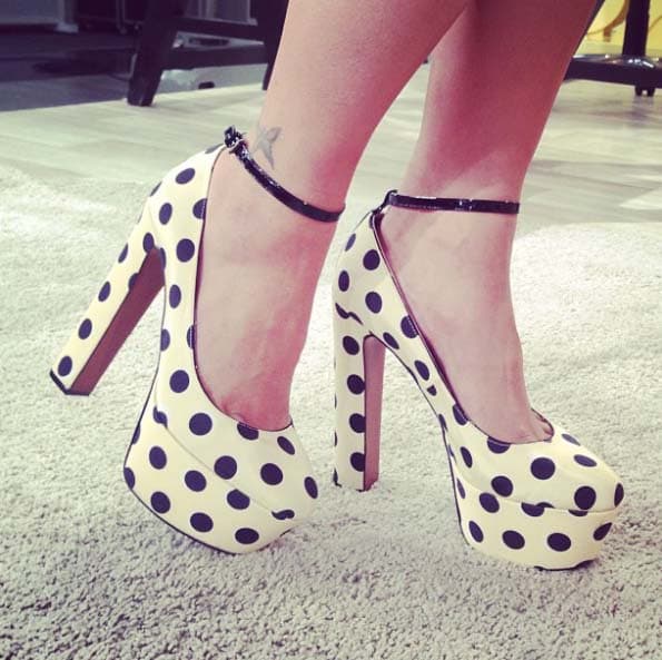 Los zapatos de tacón y plataforma con lunares negros lucen increíbles.
