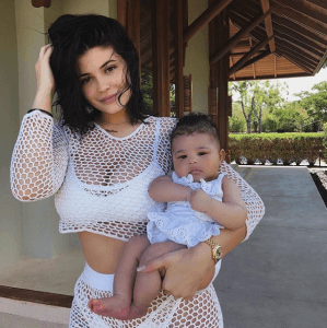 Ya revelado el misterio de cómo era baby Stormi, su famosa madre comenzó a subir fotos junto a su retoño como esta imagen que se tomaron en las vacaciones que tuvieron durante mayo en las Bahamas.