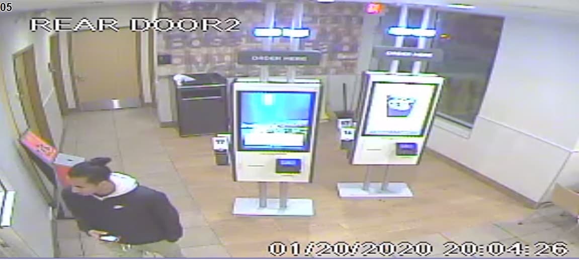 Estas son tomas de pantalla de una cámara de seguridad reveladas por la policía.