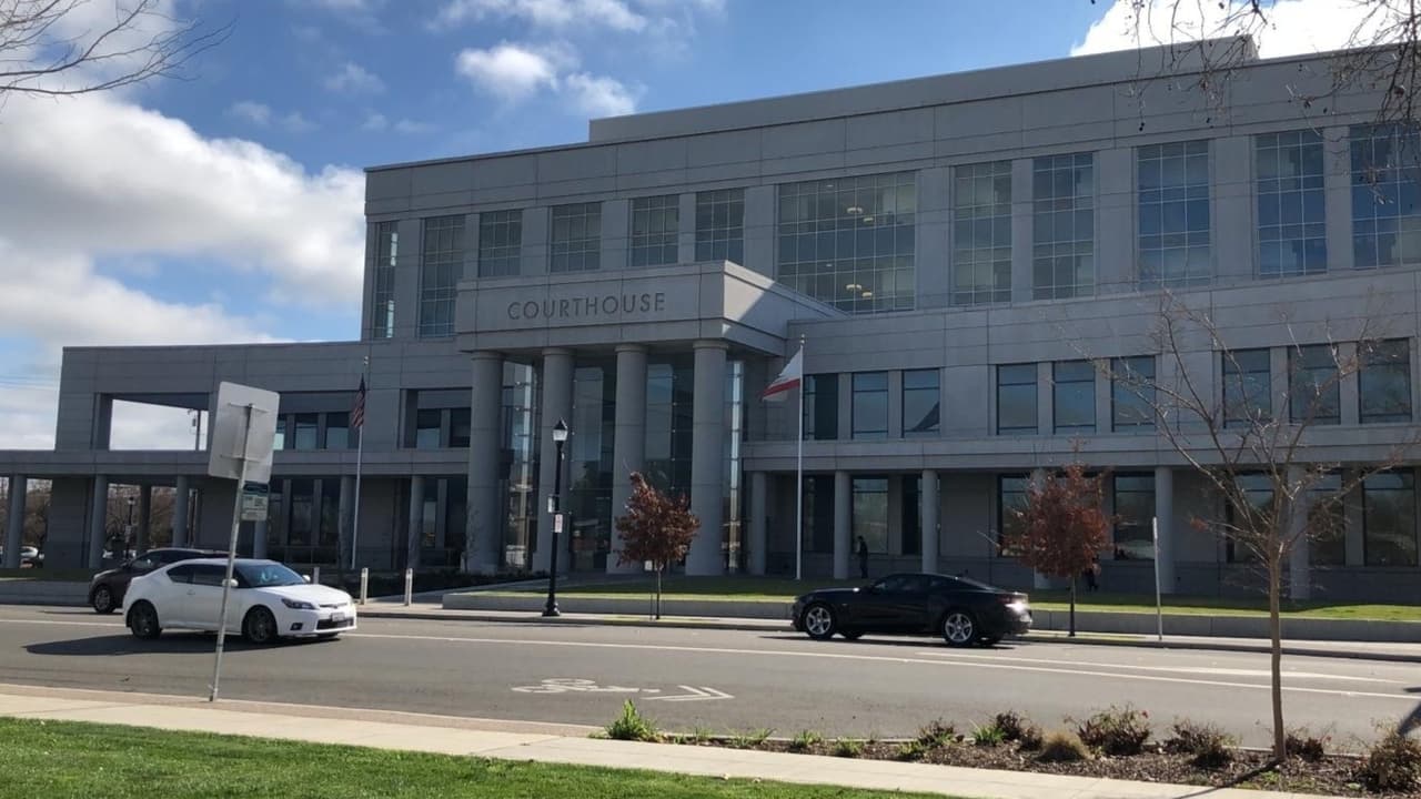 Condenan a prisión a exmaestro del área de Sacramento que intentó tener relaciones sexuales con una estudiante