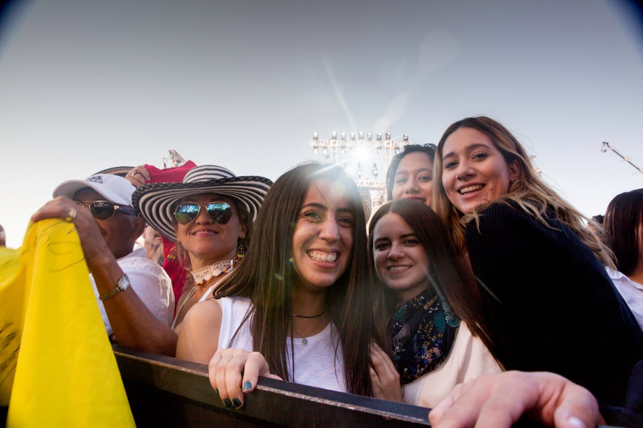 El ánimo crece conforme pasan los minutos para iniciar este concierto que involucra a varios de los artistas más importantes de la música latina.