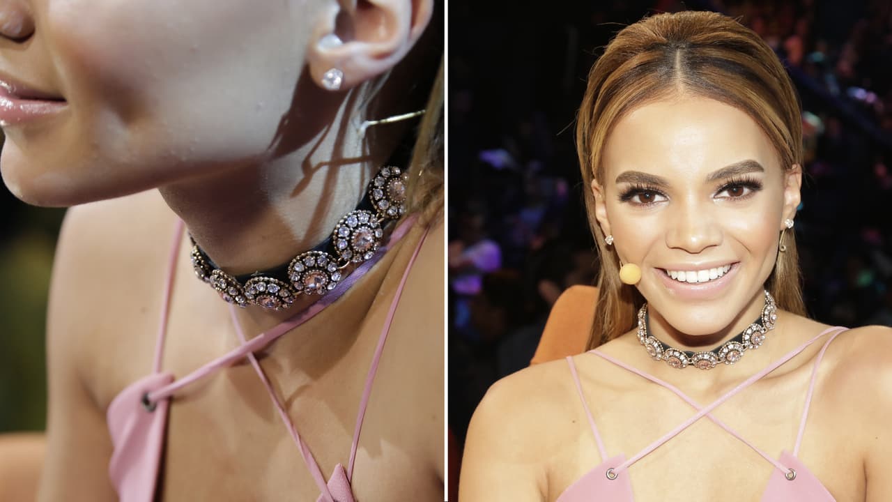 Esta gargantilla es perfecta para el look que usó. Usando siempre colores clásicos y accesorios con tamaño moderado, combinan perfecto con el pinado que utilizó.