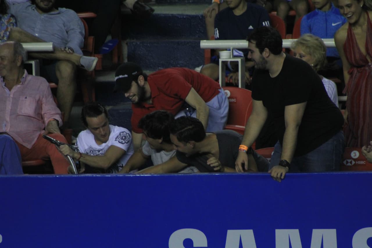 Y la aventó al público de las primeras filas, que se peleó por el extraño souvenir.