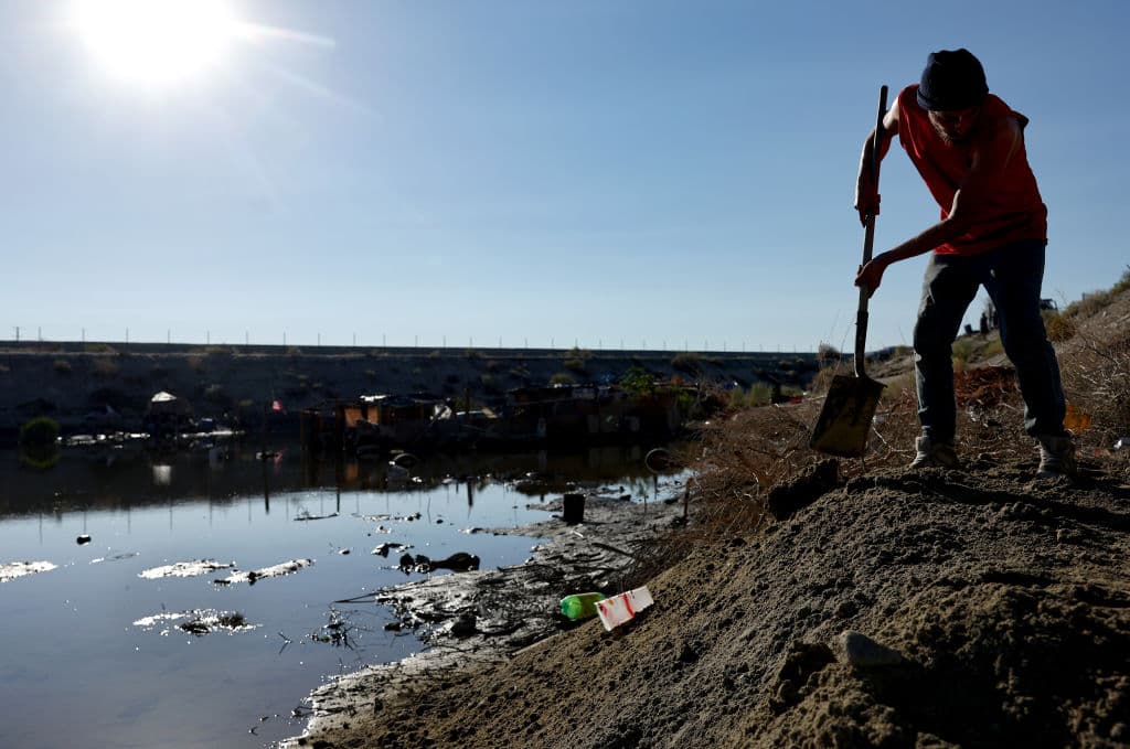 Aunque el área del campamento permanecía inundada, el indigente se aseguró de guardar distancia.