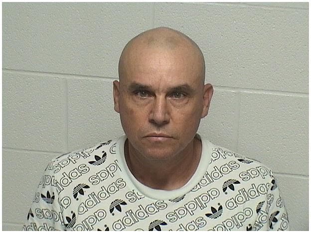 El conductor del vehículo, Brandon Hidalgo-Flores, de 23 años y residente de la cuadra 5000 de South California Avenue, en Chicago, y los otros dos ocupantes, Efrén Valadez, de 38 años y miembro documentado de una pandilla, así como José López-Arellanes, de 52 años, sin domicilio permanente, fueron detenidos.El Grupo de Investigaciones Especiales de la Oficina del Alguacil del Condado Lake llevó a cabo una investigación adicional, obteniendo suficiente información para creer que había más drogas en un apartamento de la cuadra 1900 Drake Avenue, en Chicago.