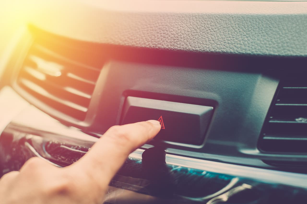 <b>Utiliza las luces de emergencia para alertar a otros conductores.</b> Puedes utilizar esta funcionalidad cuando te detengas para que los niños salgan del vehículo. Recuerda hacerlo en un lugar seguro y lo más alejado posible del tráfico.