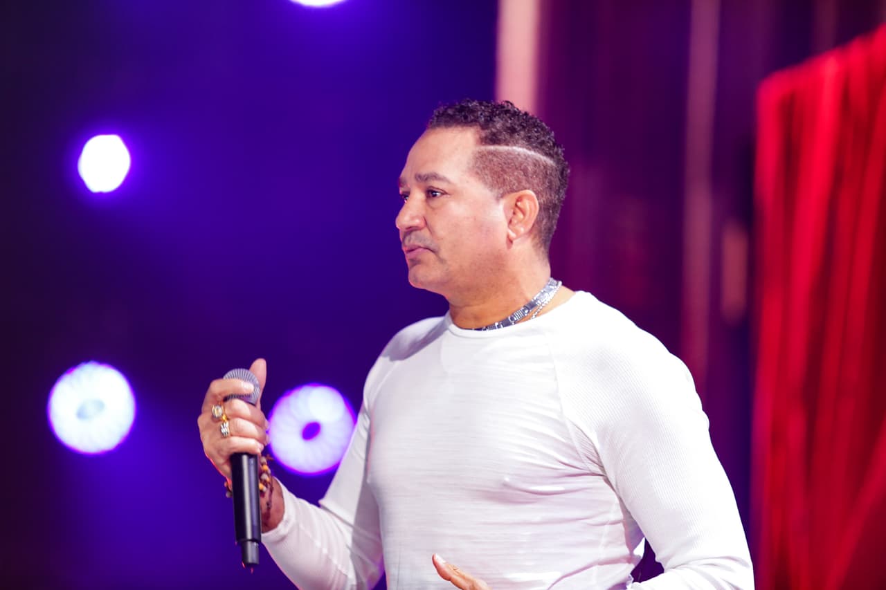 Frank Reyes, quien también cantará con Romeo Santos (el tema 'Payaso'), prefirió mezclilla y una fresca camiseta blanca de manga larga.