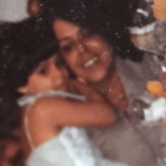 Estos abrazos son los que más extraña, pero Lourdes los lleva guardados en el corazón.