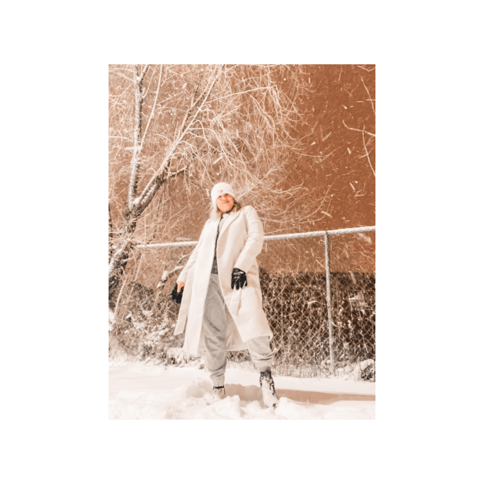 Yenny Rojas está cubierta en nieve después de salir a jugar con sus hijas durante la nevada.