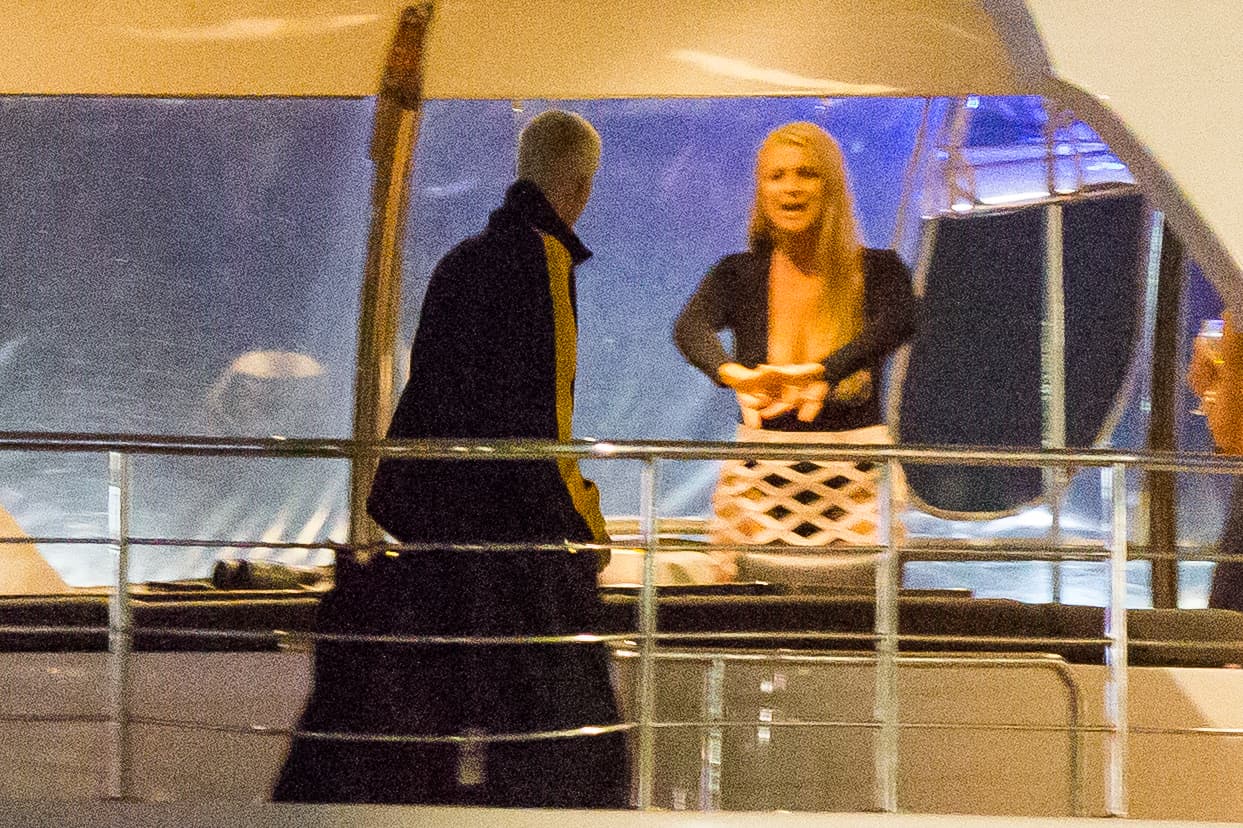 Justin Bieber fue visto de fiesta en un barco con alrededor de diez mujeres, bebiendo, charlando y bailando hasta bien entrada la noche, desembarcando alrededor de la 1:30 a. m. el 12 de marzo. Justin también pareció entrar en una discusión con uno de sus guardias de seguridad antes de darle un abrazo.