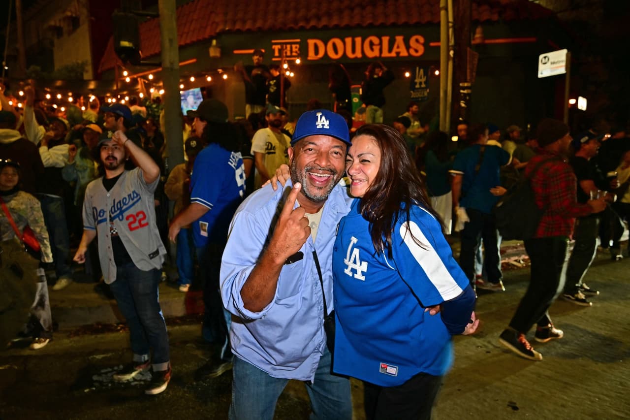 Se tiene previsto un desfile de campeones el próximo viernes que concluirá en el Dodger Stadium, donde además podrían continuar los homenajes el eterno 34, Fernando Valenzuela.