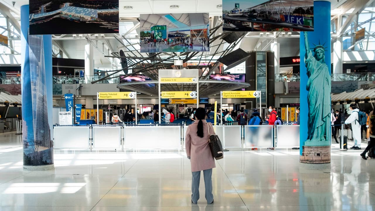 El alcalde de Blasio implora a los neoyorquinos a no viajar durante las festividades