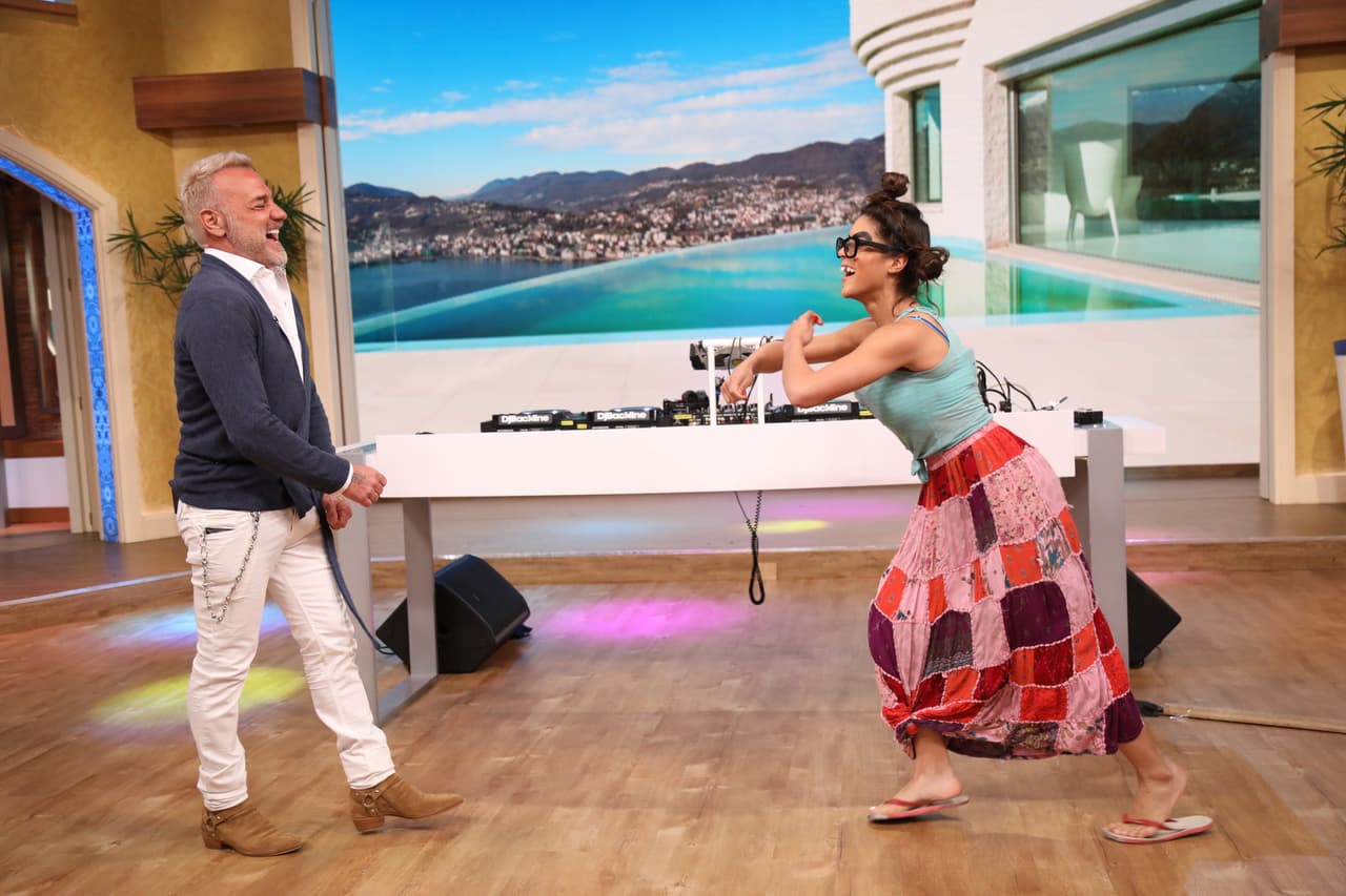 Mela tiene un gran estilo para bailar, nadie como ella para mover las cáderas.