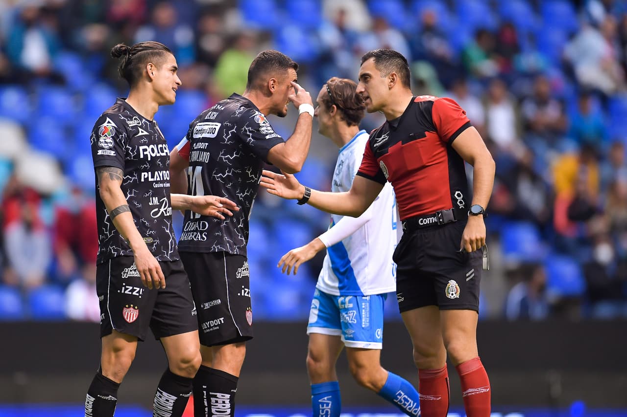 El silbante había marcado un penal inexistente para la Franja en los primeros minutos del juego peor el VAR lo corrigió.