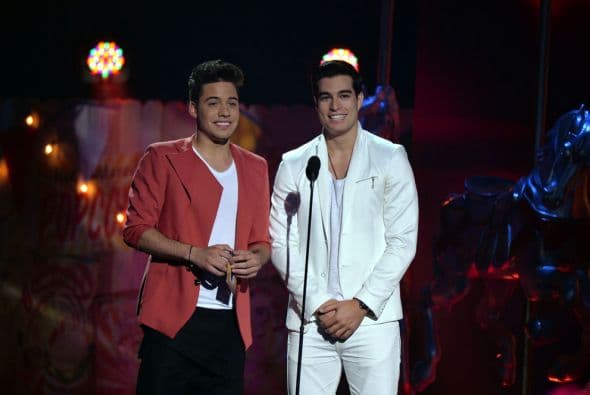 William Valdés y Danilo Carrera, los chicos de las redes sociales, fueron los indicados para anunciar al ganador de la categoría Síganme los buenos.