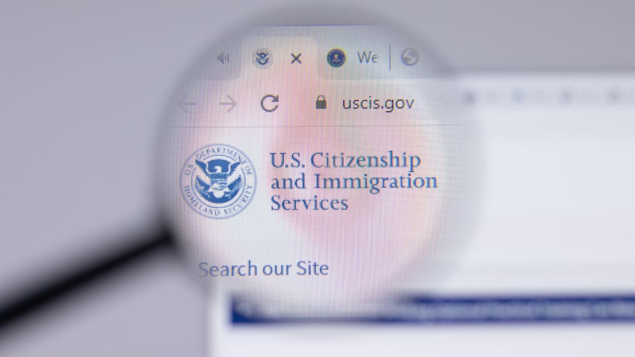 <h2 class="cms-H2-H2"><b>¿Inmigración va a revisar las redes sociales?</b></h2>
<br>Si la propuesta se implementa, esto se aplicaría para las personas que ya viven dentro de Estados Unidos y quieran, por ejemplo, cambiar su estatus con USCIS y quieran conseguir su Green Card o una ciudadanía, reportó
<i>The Verge</i>.
<br>
<br>En este caso, USCIS va a estar pidiendo cuáles son las redes sociales de las personas para revisarlas, dijo el abogado de inmigración, Haim Vásquez.
