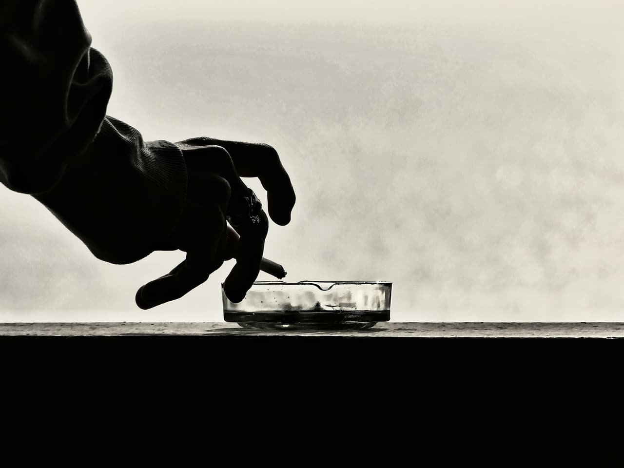 <b>No fumar. </b>Un fumador de 40 o 50 años que ha tenido el hábito durante décadas es hasta tres veces más susceptible de morir joven que alguien que nunca haya fumado. Fumar es un 
<a href="1.%09https:/www.univision.com/noticias/tabaquismo/fumar-no-solo-afecta-tu-salud-fisica-tambien-tiene-efectos-sobre-la-mental">alto factor de riesgo</a> para varios tipos de cáncer y está asociado a numerosos problemas de salud.