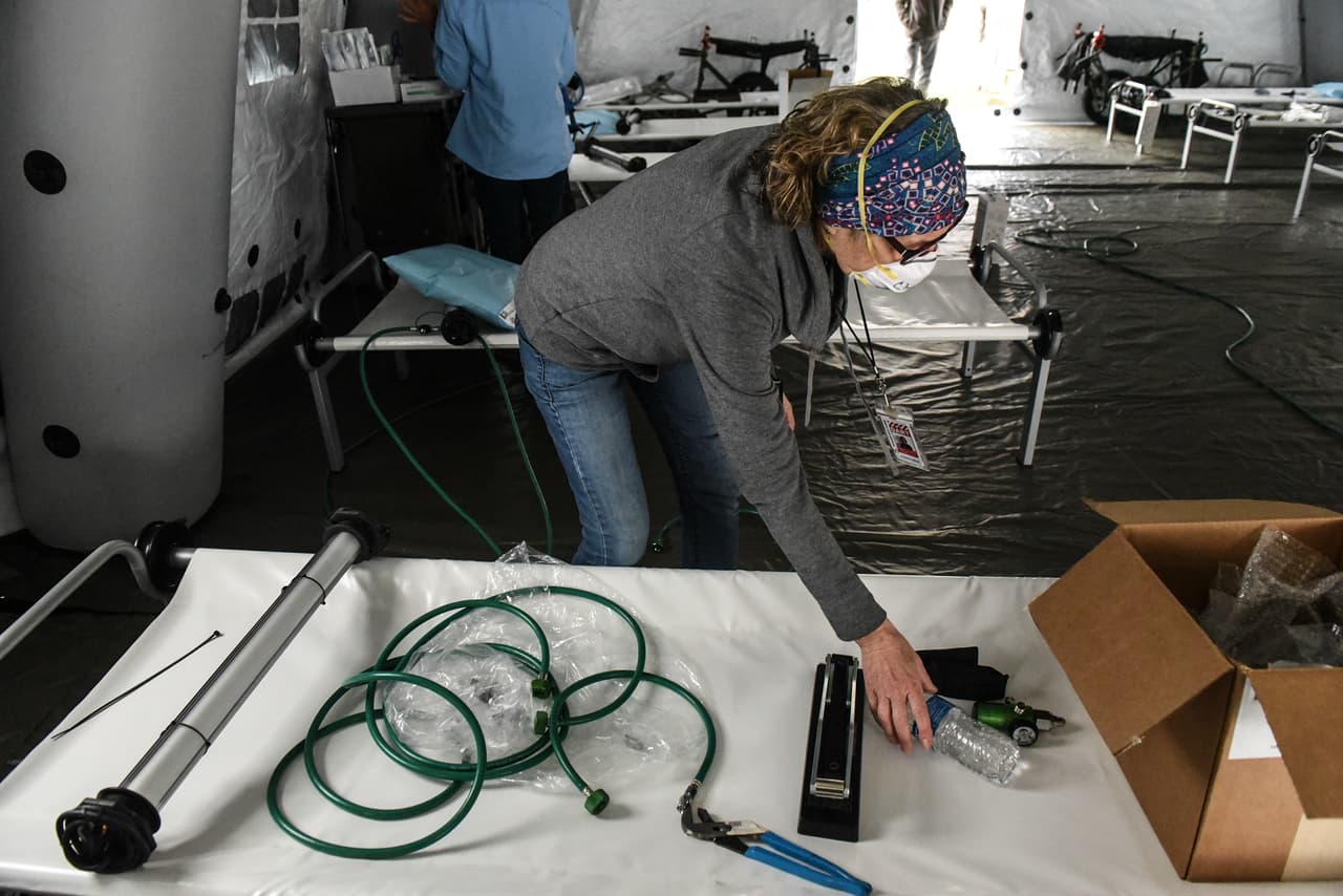 Médicos y personal voluntario preparan los instrumentos para atender a pacientes del coronavirus en las carpas de Central Park a partir del 31 de marzo.
<br>