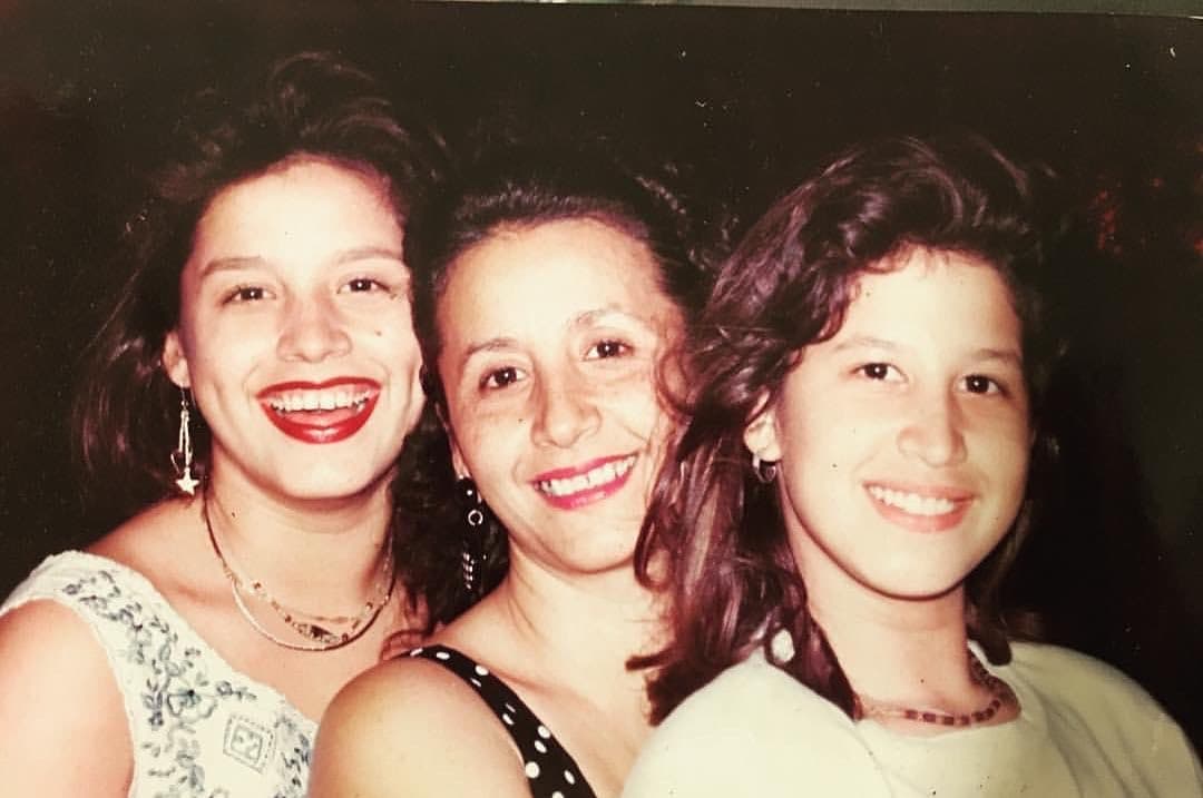 Elyangelica González también nos compartió una bella postal: junto a ella en la foto, su madre y su hermana, a quienes quiso honrar con motivo de la celebración.
