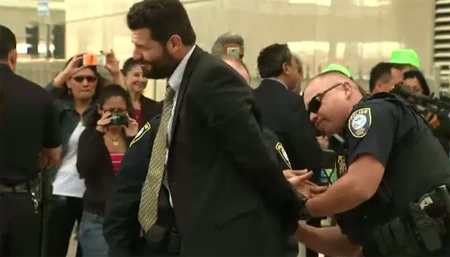 Arrestan a 11 abogados en Los Ángeles en una protesta migratoria.