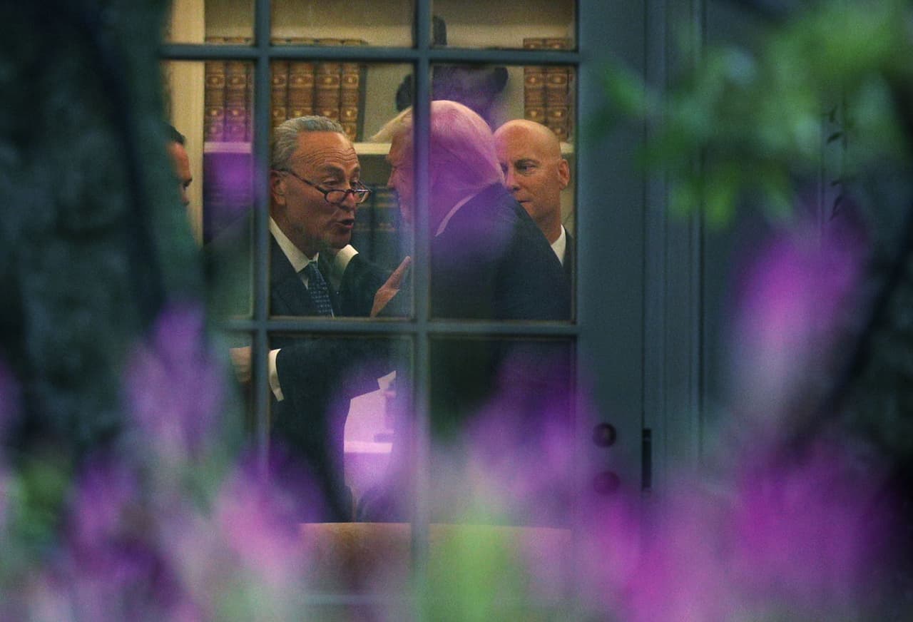 <b>¡Escucha bien lo que te voy a decir!-</b> Esta fotografía tomada a través de los arbustos hacia una ventana de la Oficina Oval muestra el tono del encuentro de Donald Trump con el demócrata Chuck Schumer, líder de la minoría en el senado. Era 6 de septiembre de 2017 e intentaban ponerse de acuerdo en temas como el techo de la deuda, el cierre del gobierno y la ayuda para las víctimas del huracán Harvey.
