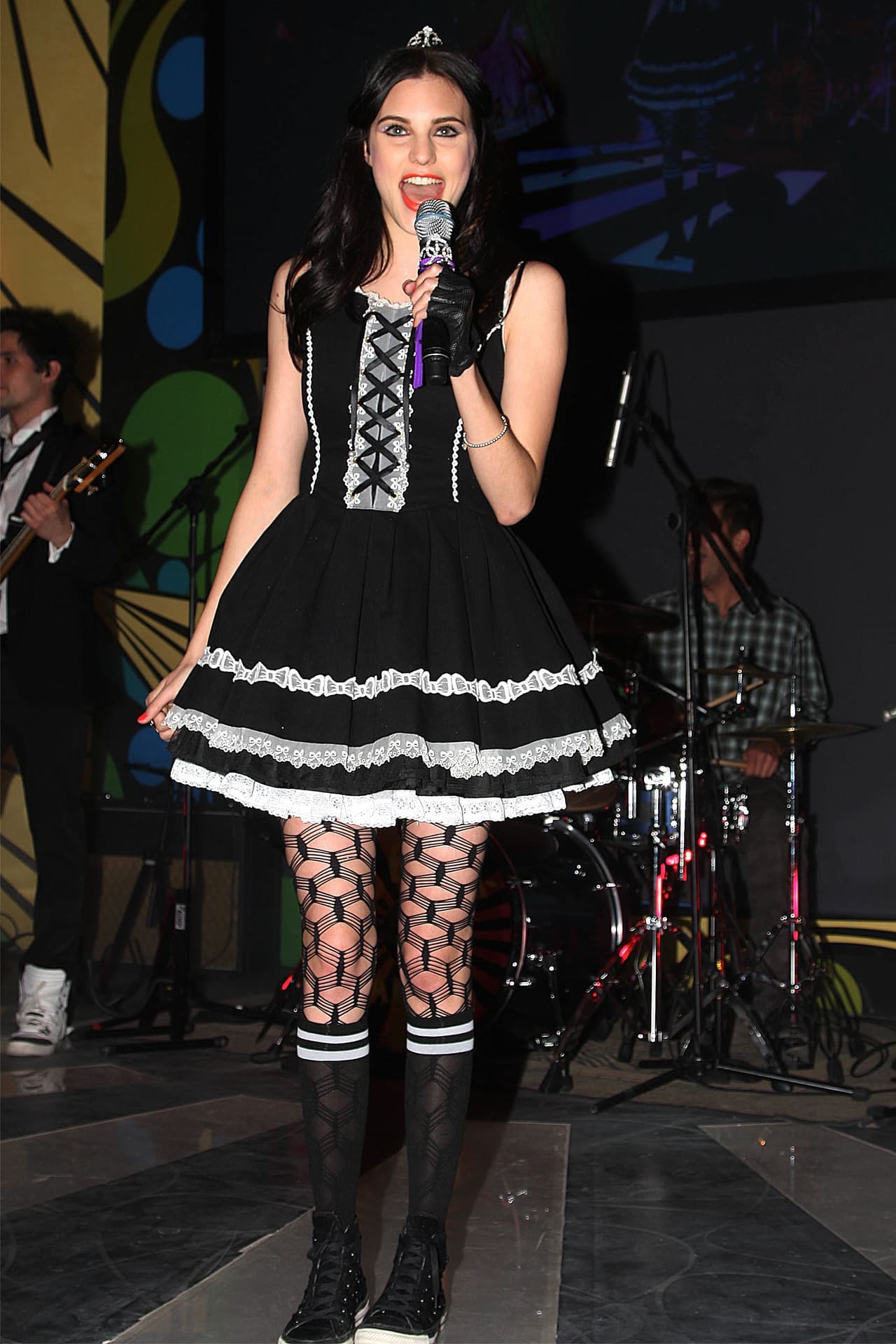 "La verdad es que yo tampoco soy quinceañera ya, creo que podría contar la historia porque entiendo las problemáticas: tenemos redes sociales, teléfonos que hacen videos de alta calidad, todas las cosas a las que estamos expuestas como personas, pero sobre todo ahora los adolescentes desde muy temprana edad, son cosas impresionantes para los que no estamos preparados", dijo la actriz
<b>.</b>