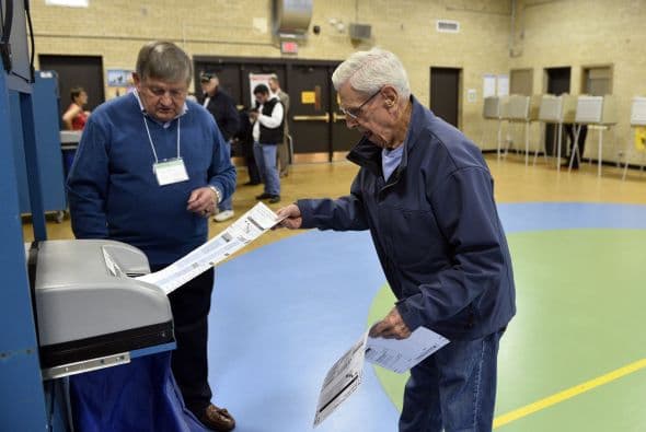 Unos votaron dentro de una barbería, en una facilidad deportiva y otros experimentaron problemas para ejercer su derecho pero la mayoría aprovechó para tomarse un ‘selfie’ y compartirlas en las redes sociales en una de las elecciones a la gobernación más cerradas de la nación.