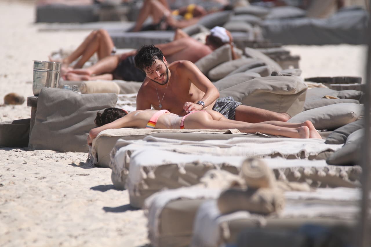 Entre risas, Sebastián continuó con su labor.