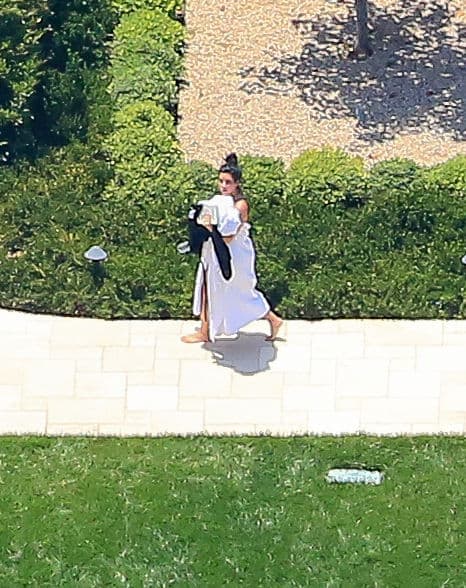 Kim en toalla en su mansión