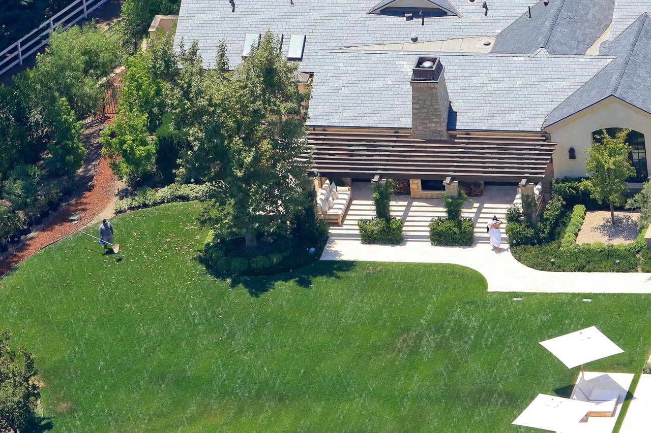 Vista panorámica de la mansión, con todo y el jardinero.