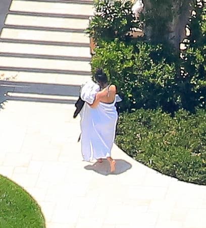 Envuelta en una toalla, se apresuró.