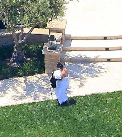 Kim estaba relajándose en su mansión, cerca de la piscina.