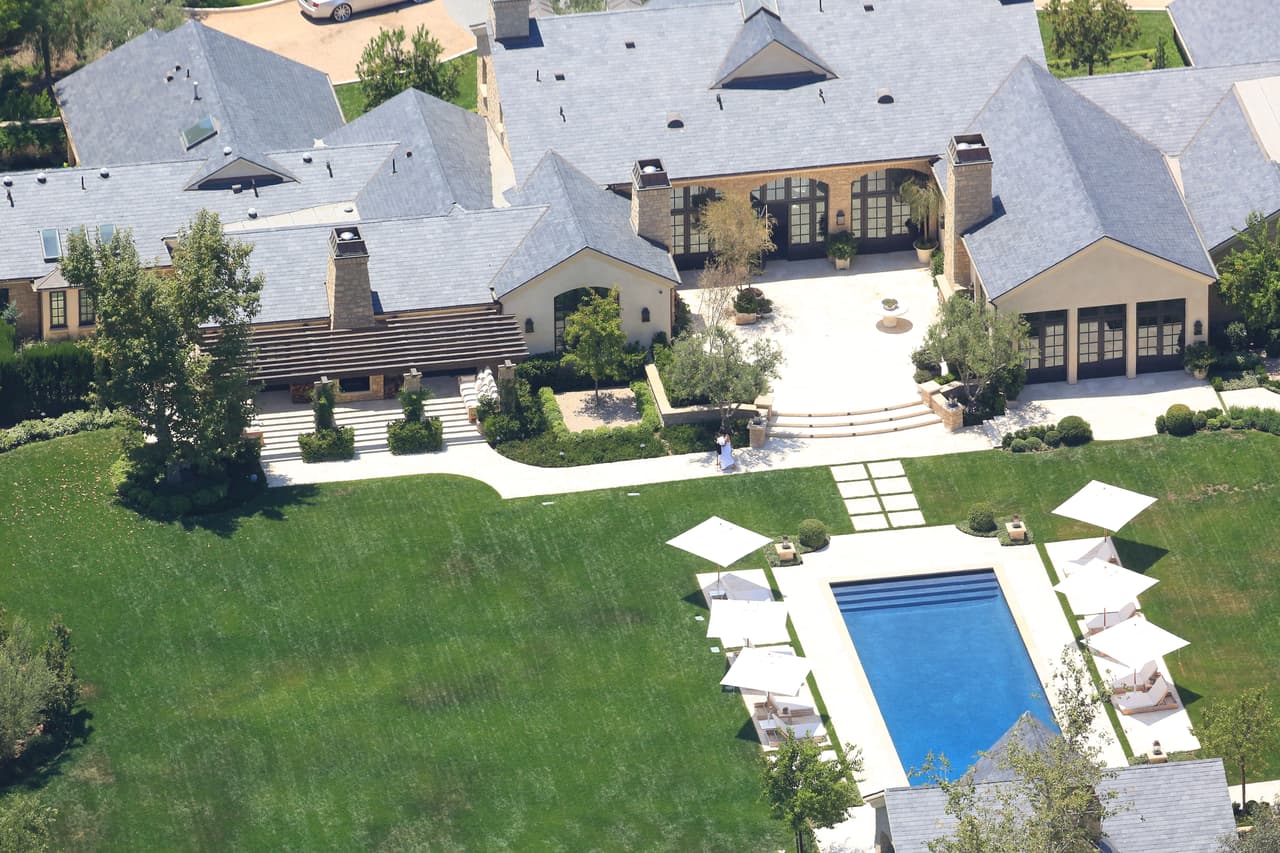 Mira su hermosa y gigantesca mansión en Calabasas.