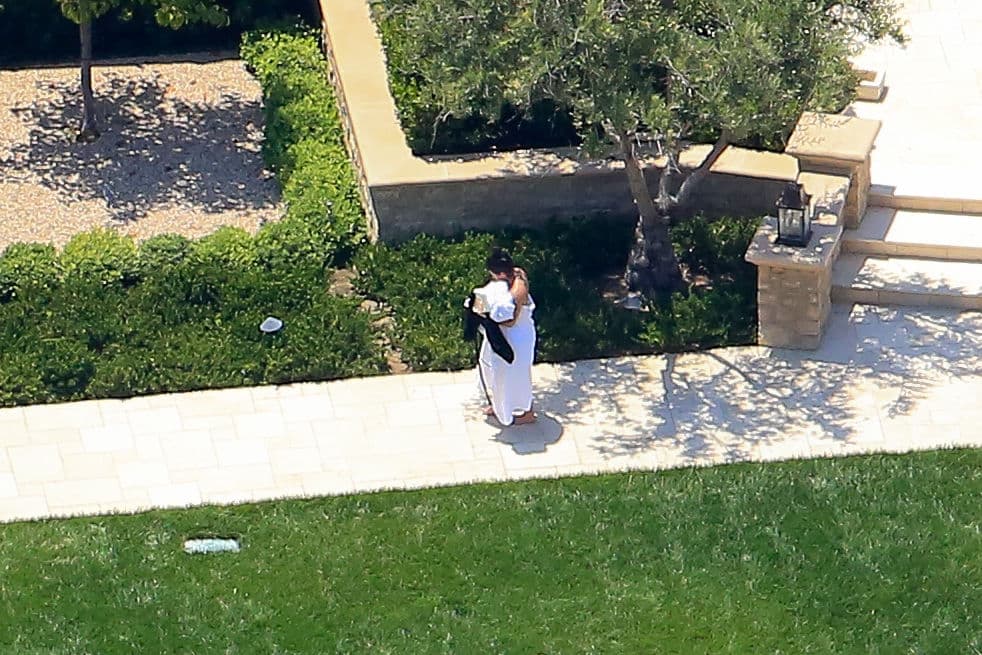 Pero Kim se cansó y regresó al interior de su casa.