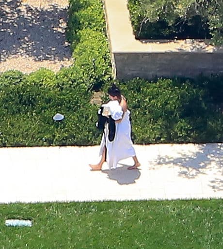 Ni Kanye, Nori o sus hermanas la acompañaron.