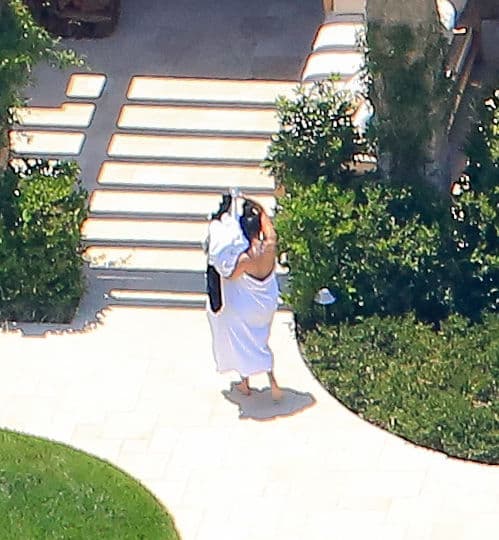 Kim en toalla en su mansión